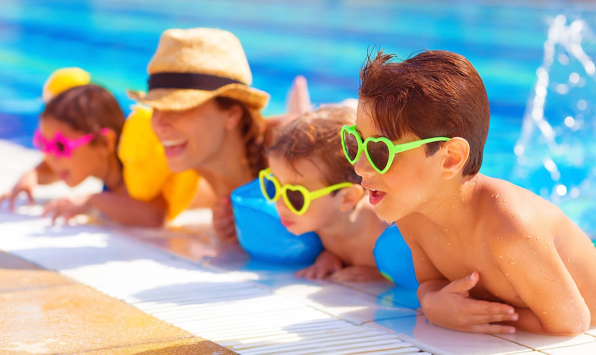 imgi_51_bigstock_happy_family_in_the_pool_havi_50515637_utwr0bks5ajdryno5vvqjt.jpg